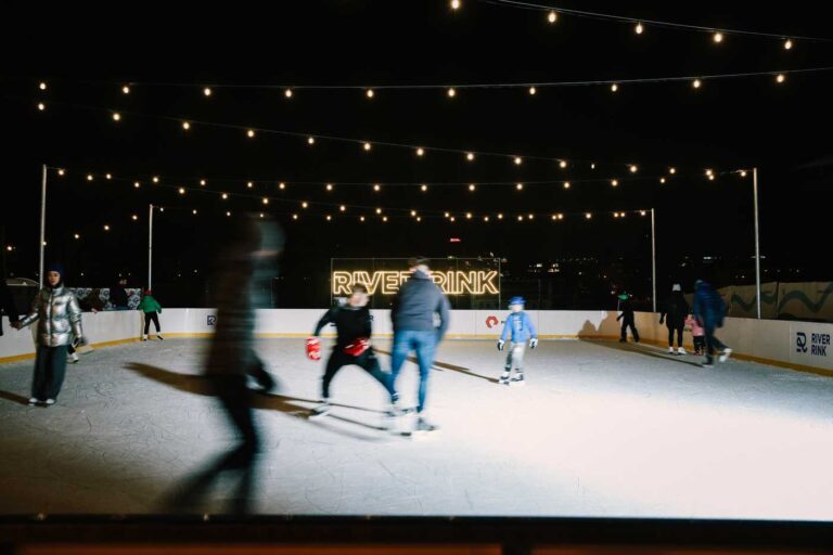 Ledové kluziště River Rink s apres-skate barem